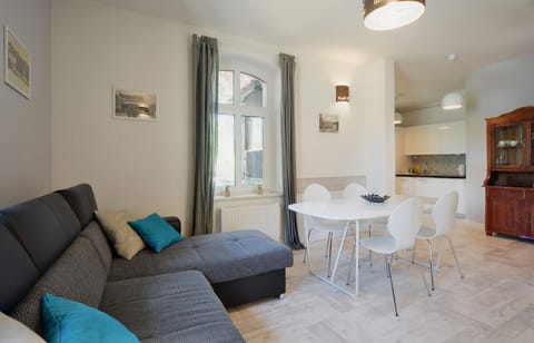 Kitchen or kitchenette, Seating area