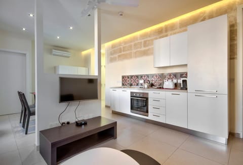 TV and multimedia, Kitchen or kitchenette, Dining area, stove