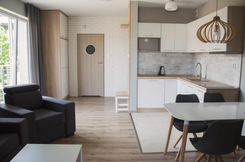 Coffee/tea facilities, Kitchen or kitchenette, Seating area, Dining area, stove