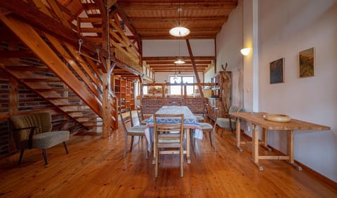 Seating area, Dining area