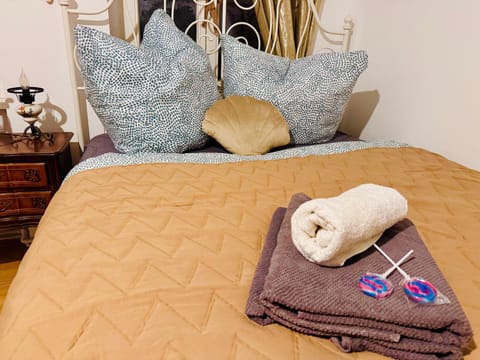 Bed, Bedroom, towels