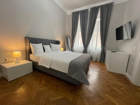Bed, TV and multimedia, Photo of the whole room, Bedroom