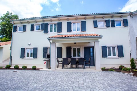 Property building, Patio, Facade/entrance, Balcony/Terrace