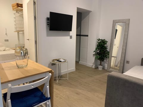 TV and multimedia, Living room, Seating area, Dining area