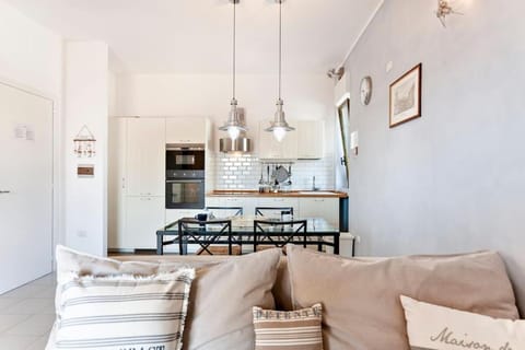 Kitchen or kitchenette, Living room, Dining area, minibar, pet friendly, stove