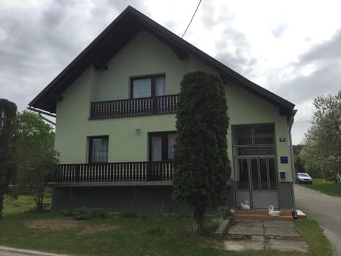 Property building, Facade/entrance, Neighbourhood, Natural landscape, Garden