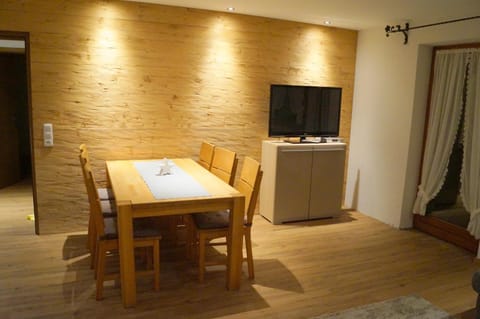 Communal lounge/ TV room, TV and multimedia, Dining area