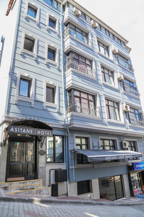 Property building, Day, Location