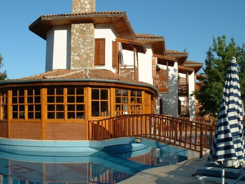 Property building, Day, Swimming pool