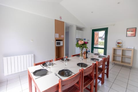 Kitchen or kitchenette, Decorative detail, Dining area