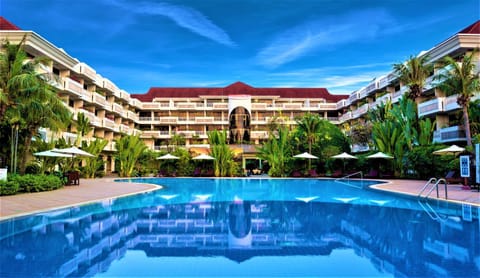 Property building, Day, Pool view, Swimming pool