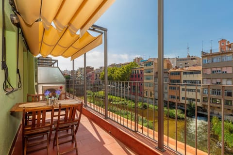 Property building, View (from property/room), Balcony/Terrace, Dining area, City view, River view