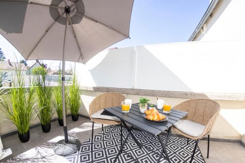 Property building, Patio, Day, View (from property/room), Balcony/Terrace, Dining area