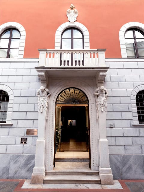 Facade/entrance