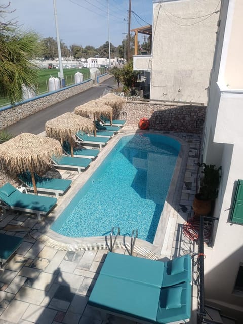 Property building, Day, Pool view, Swimming pool, sunbed