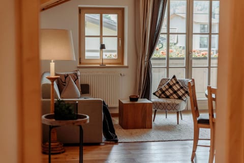 Spring, Day, Living room, Decorative detail, Seating area, Dining area, Time of day, internet