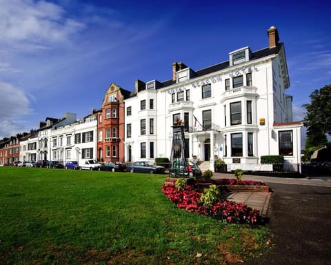 Property building, Natural landscape, Summer, Street view, Location