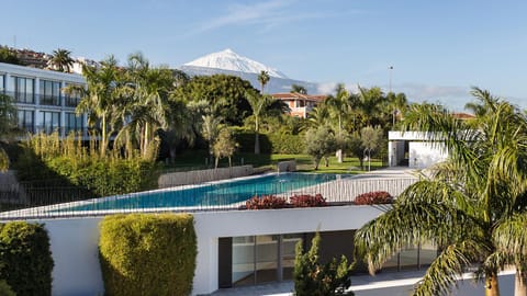 Garden view, Mountain view, Pool view