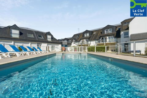 Property building, Day, Pool view, Swimming pool, sunbed