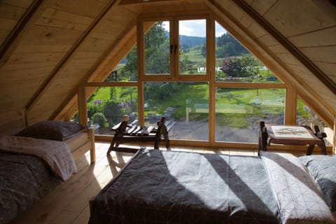 Photo of the whole room, Garden view