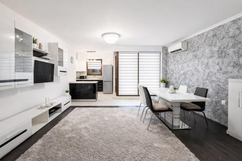 TV and multimedia, Kitchen or kitchenette, Living room, Dining area, air conditioner