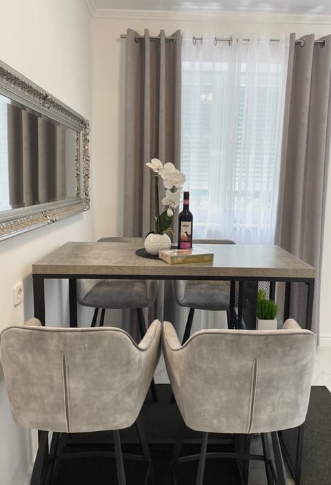 Seating area, Dining area