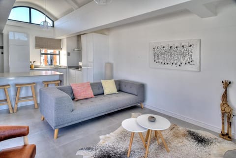 Coffee/tea facilities, Kitchen or kitchenette, Living room, Seating area