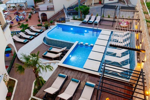 Swimming pool, Swimming pool