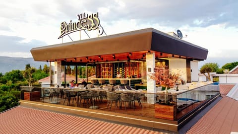 Restaurant/places to eat, Lounge or bar