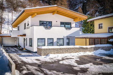 Facade/entrance, Bird's eye view