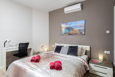Photo of the whole room, Bedroom