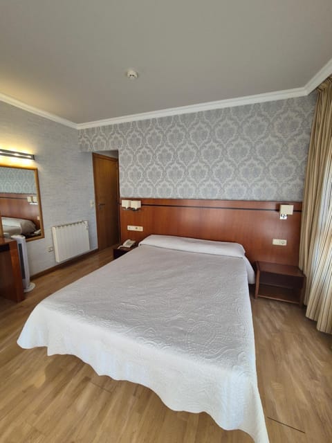 Bed, Bathroom, TV and multimedia, Photo of the whole room, Bedroom, wardrobe