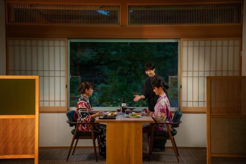 Restaurant/places to eat, Food