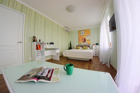 TV and multimedia, Seating area, Bedroom