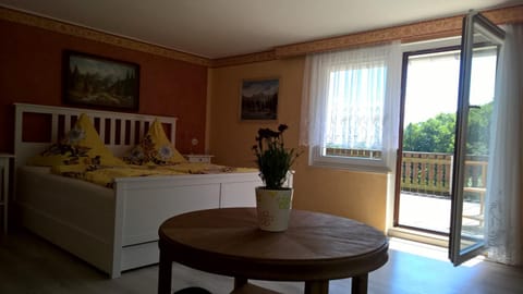 Photo of the whole room, Decorative detail