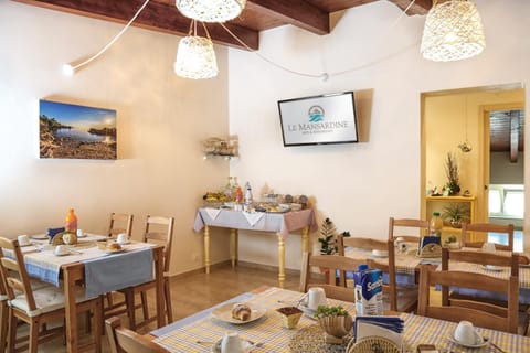 Living room, Food and drinks, Seating area, Food