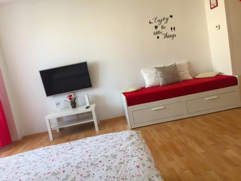 TV and multimedia, Living room, Photo of the whole room, Bedroom