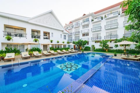 Property building, Day, Garden, Garden view, Pool view, Swimming pool, sunbed
