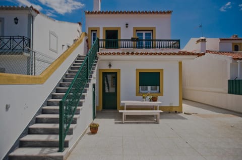 Property building, Patio, Facade/entrance, BBQ facilities, Balcony/Terrace, Other, Area and facilities