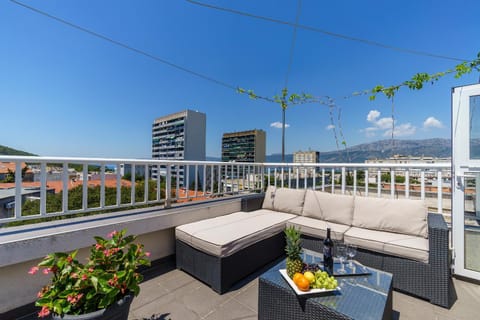 Property building, BBQ facilities, Balcony/Terrace, Banquet/Function facilities, City view, Landmark view, Mountain view, Sea view