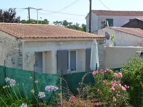 Property building, Facade/entrance, Garden