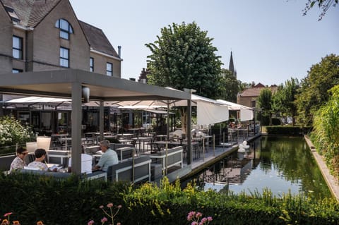 Restaurant/places to eat, Garden, Balcony/Terrace