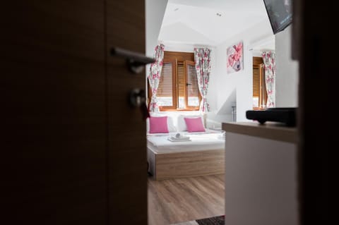 Bed, Photo of the whole room, On site