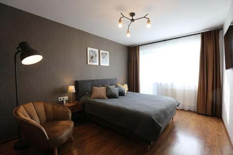 TV and multimedia, Seating area, Bedroom