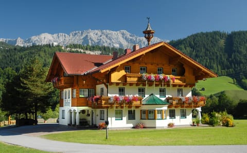Facade/entrance, BBQ facilities, Garden, Balcony/Terrace, Decorative detail, Mountain view