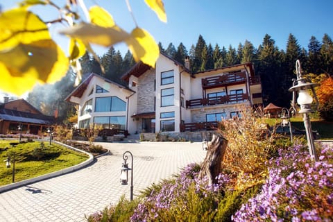Property building, Facade/entrance, Day, Natural landscape, Other, Decorative detail, Autumn, On site