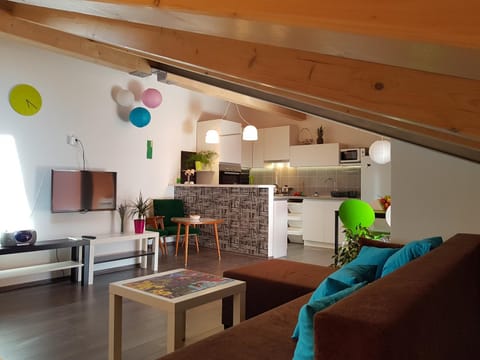 TV and multimedia, Kitchen or kitchenette, Living room, Seating area