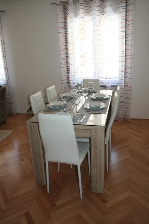 Dining area, Street view