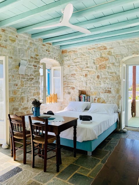 Bed, Living room, Seating area, Dining area