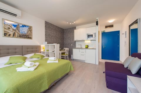 Kitchen or kitchenette, Living room, Seating area, Dining area, Bedroom